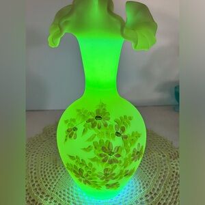 💚Exquisite Substantial Fenton Satin Custard Sugar Glass, Signed Vase, glows!
